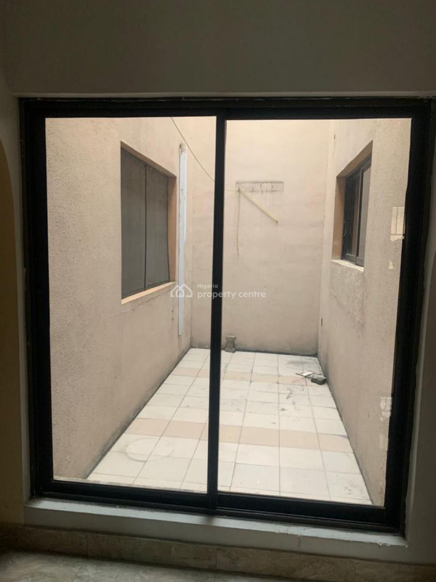 Well Maintained 2 Bedroom Apartments, Lekki Phase 1, Lekki, Lagos, Flat / Apartment for Rent