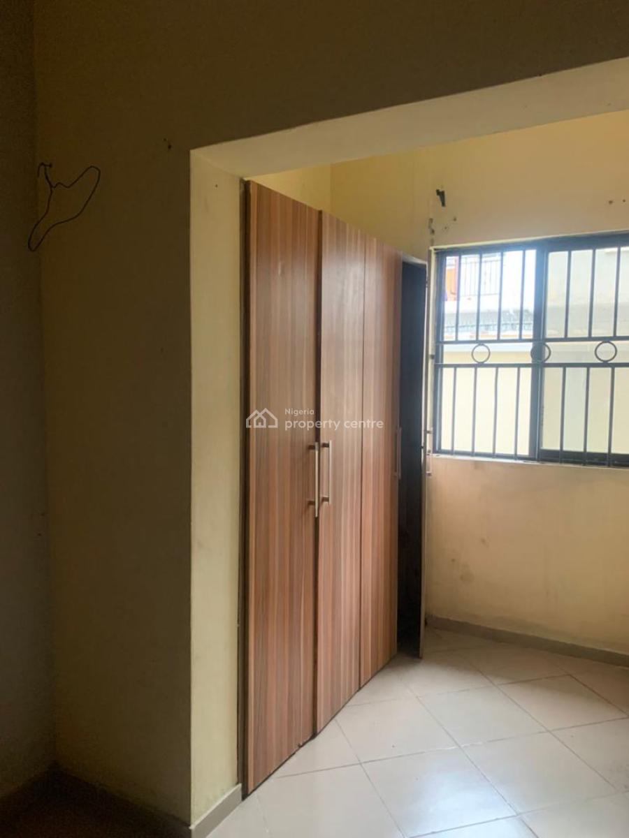 Well Maintained 2 Bedroom Apartments, Lekki Phase 1, Lekki, Lagos, Flat / Apartment for Rent