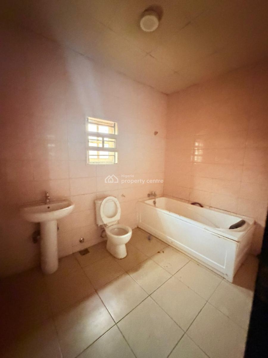 Distress 5 Bedroom Fully Detached with a Demolishable Structure, Gra Phase 2, Magodo, Lagos, Detached Duplex for Sale