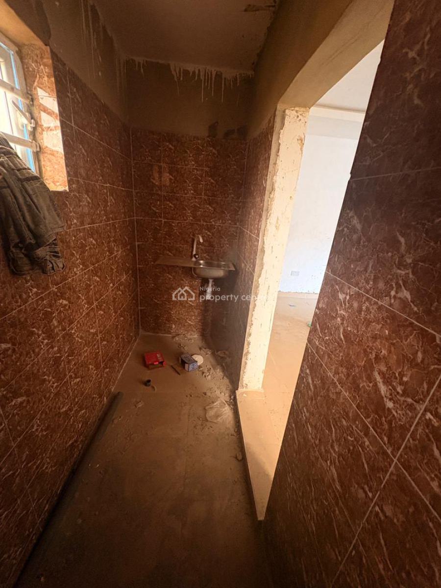 Miniflat for Lease, Bornoway Yaba, Adekunle, Yaba, Lagos, Mini Flat (room and Parlour) for Sale