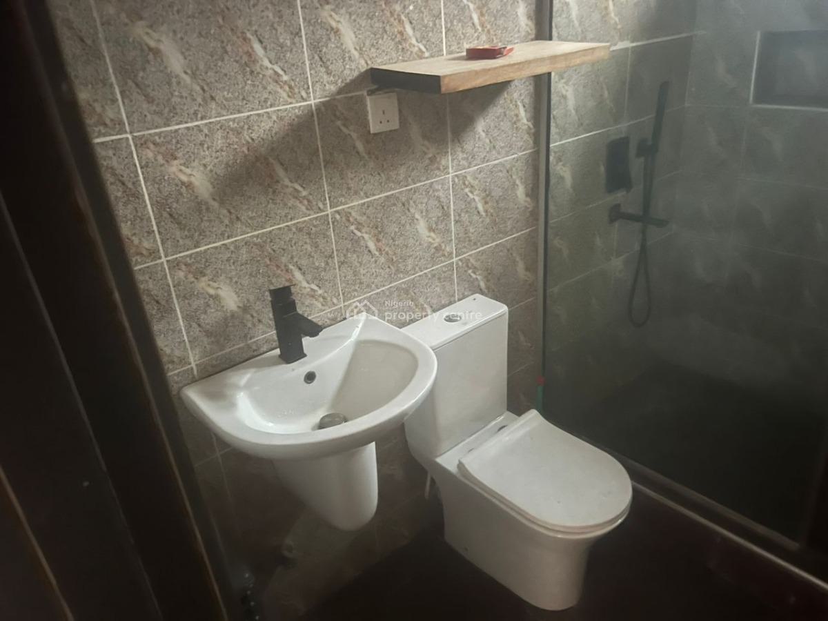 Standard 2 Bedroom Apartment, Lekki Phase 1, Lekki, Lagos, Flat / Apartment for Rent