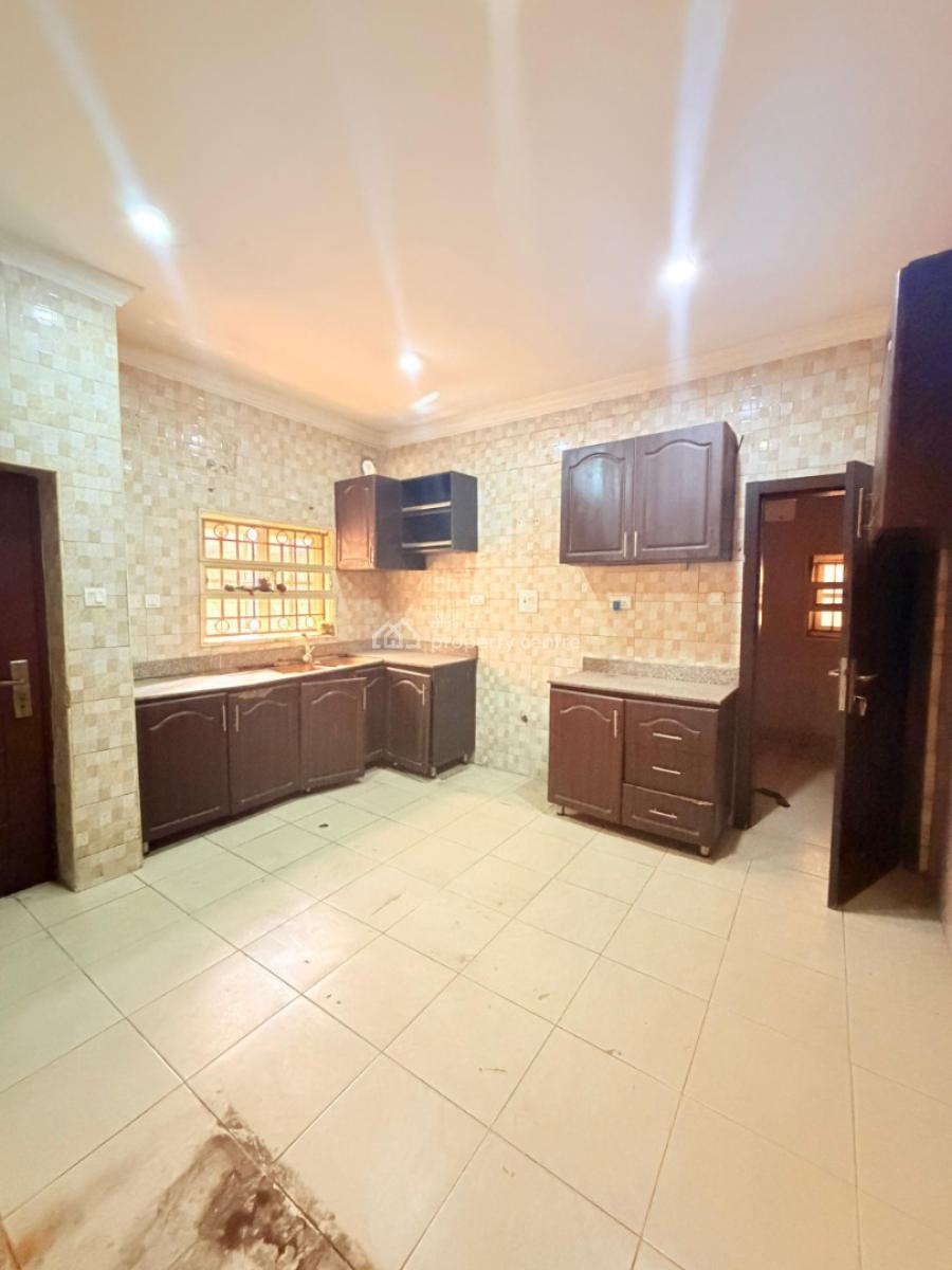 Distress 5 Bedroom Fully Detached with a Demolishable Structure, Gra Phase Two, Magodo, Lagos, Detached Duplex for Sale