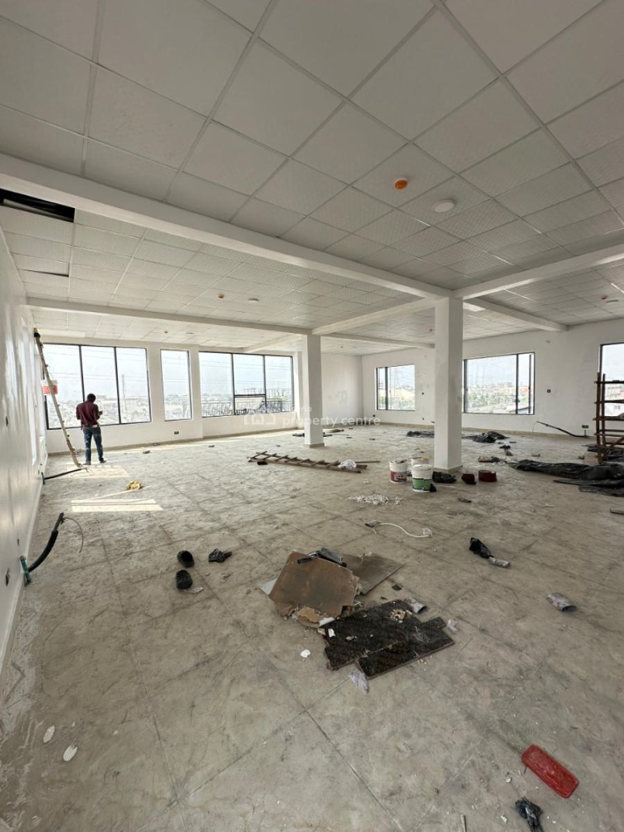 Complex Building in a Strategic Location Facing Lekki-epe Expressway &, Lekki Phase 1, Lekki, Lagos, Plaza / Complex / Mall for Sale