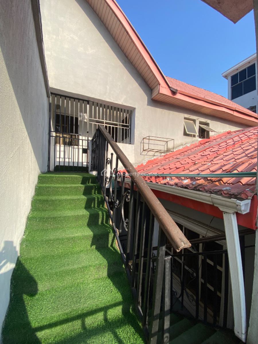 Grab This Offer of 1bedroom Penthouse Flat with 2toilet and Study Room, Off Admiralty Way, Lekki Phase 1, Lekki, Lagos, Mini Flat (room and Parlour) for Rent