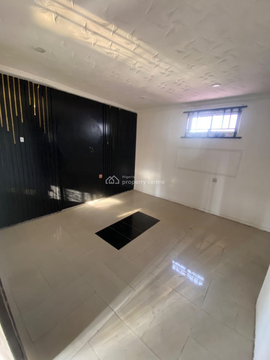 Grab This Offer of 1bedroom Penthouse Flat with 2toilet and Study Room, Off Admiralty Way, Lekki Phase 1, Lekki, Lagos, Mini Flat (room and Parlour) for Rent