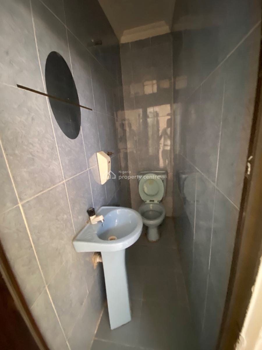 Grab This Offer of 1bedroom Penthouse Flat with 2toilet and Study Room, Off Admiralty Way, Lekki Phase 1, Lekki, Lagos, Mini Flat (room and Parlour) for Rent