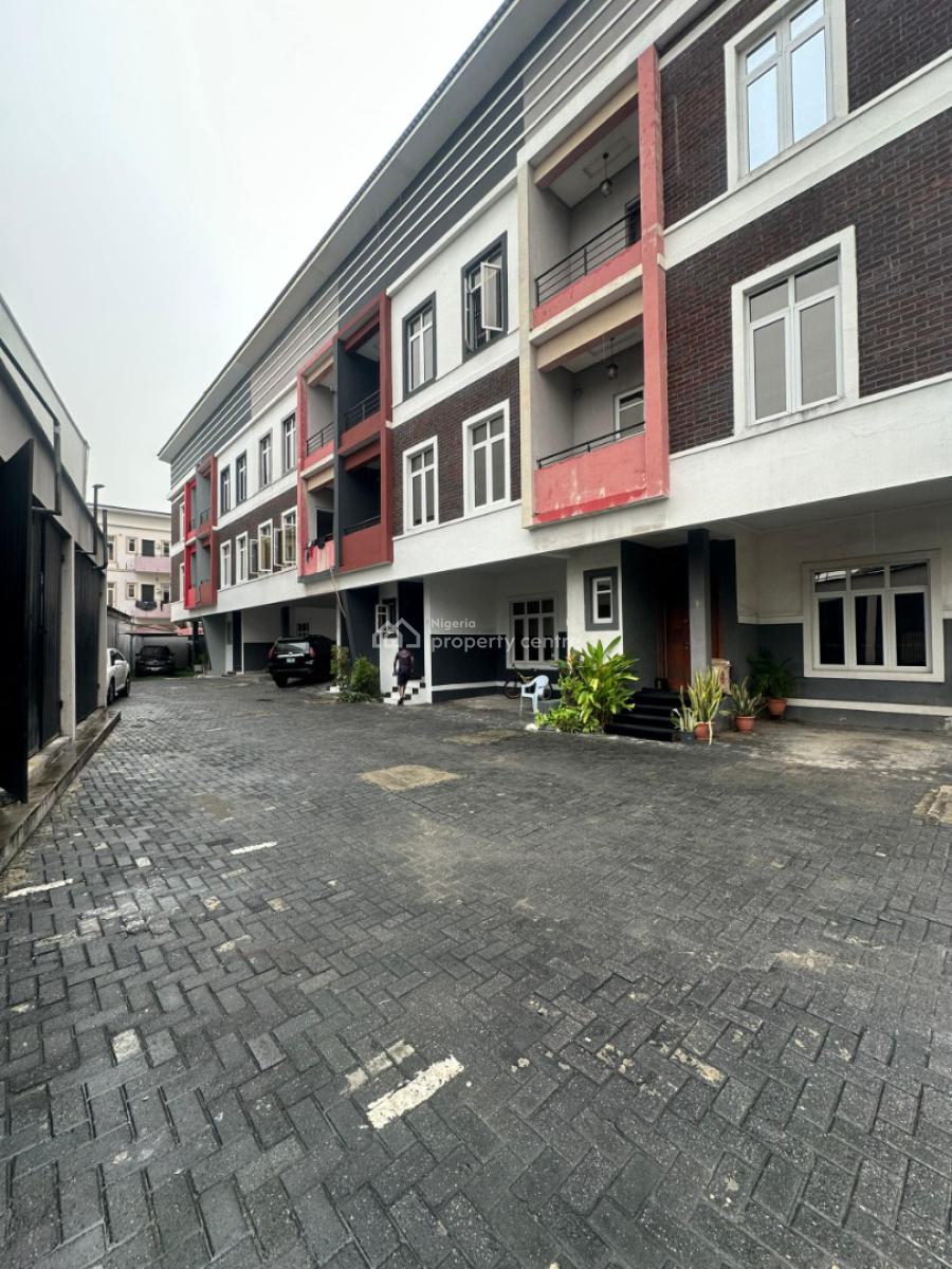 𝐒𝐏𝐀𝐂𝐈𝐎𝐔𝐒 4 𝐁𝐄𝐃𝐑𝐎𝐎𝐌 Duplex 𝐖𝐈𝐓𝐇 𝐀 𝐁𝐐, Ikoyi, Lagos, Terraced Duplex for Rent