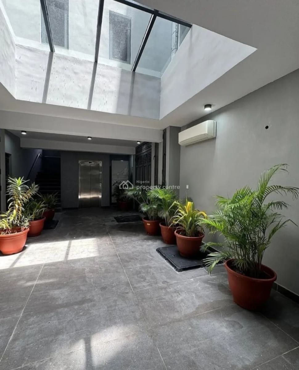 Serviced with 24/7 Power Supply 3 Bedroom En-suite Flat with an Open, Lekki Phase 1, Lekki, Lagos, Flat / Apartment for Rent