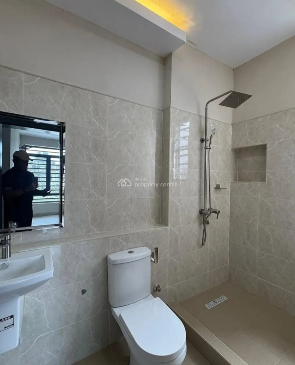 Serviced with 24/7 Power Supply 3 Bedroom En-suite Flat with an Open, Lekki Phase 1, Lekki, Lagos, Flat / Apartment for Rent