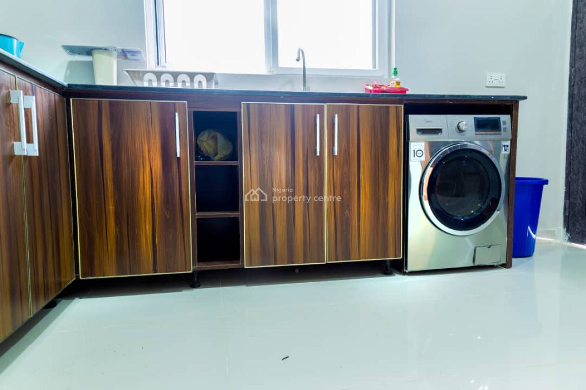 Unfurnished Serviced Luxury 3 Bedrooms Apartment Upstairs, Spar Road, Ikate, Lekki, Lagos, Flat / Apartment for Rent