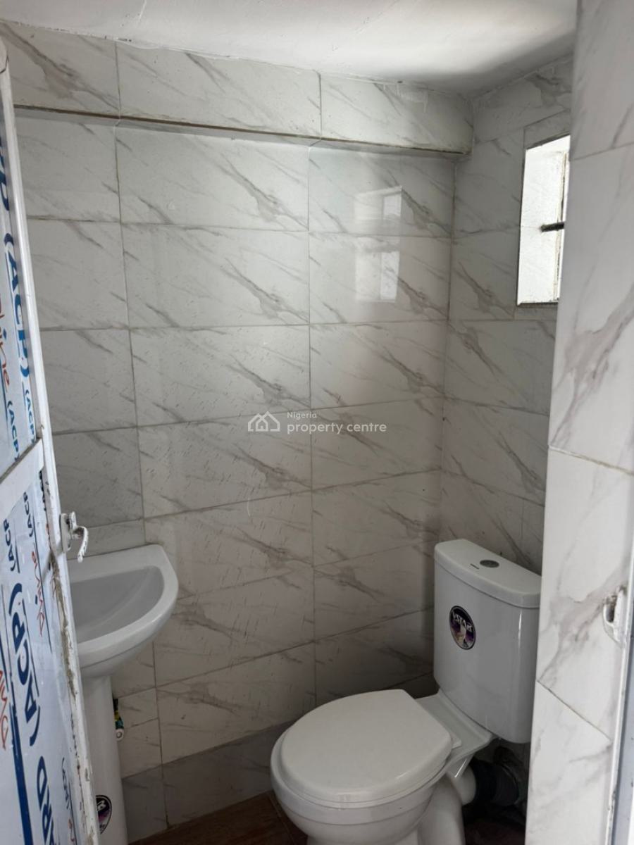 Clean 2-bedroom Apartment (downstairs  2 Toilets), Conservation Road, Lekki, Lagos, Flat / Apartment for Rent