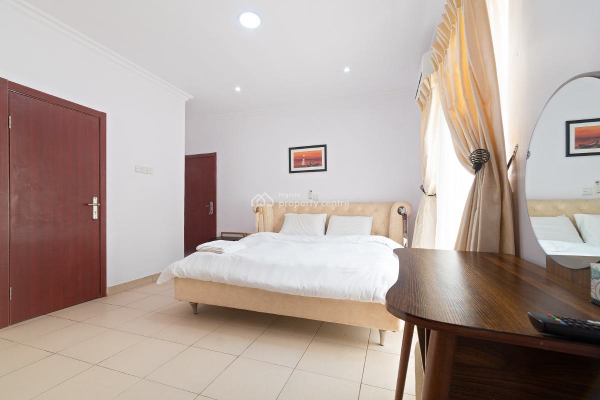 an Exquisitely Furnished and Serviced 3 Bedroom Penthouse Apartment, Cromwell Court Estate, Off Chevro Drive, Lekki, Lagos, Lekki, Lagos, Flat / Apartment for Rent