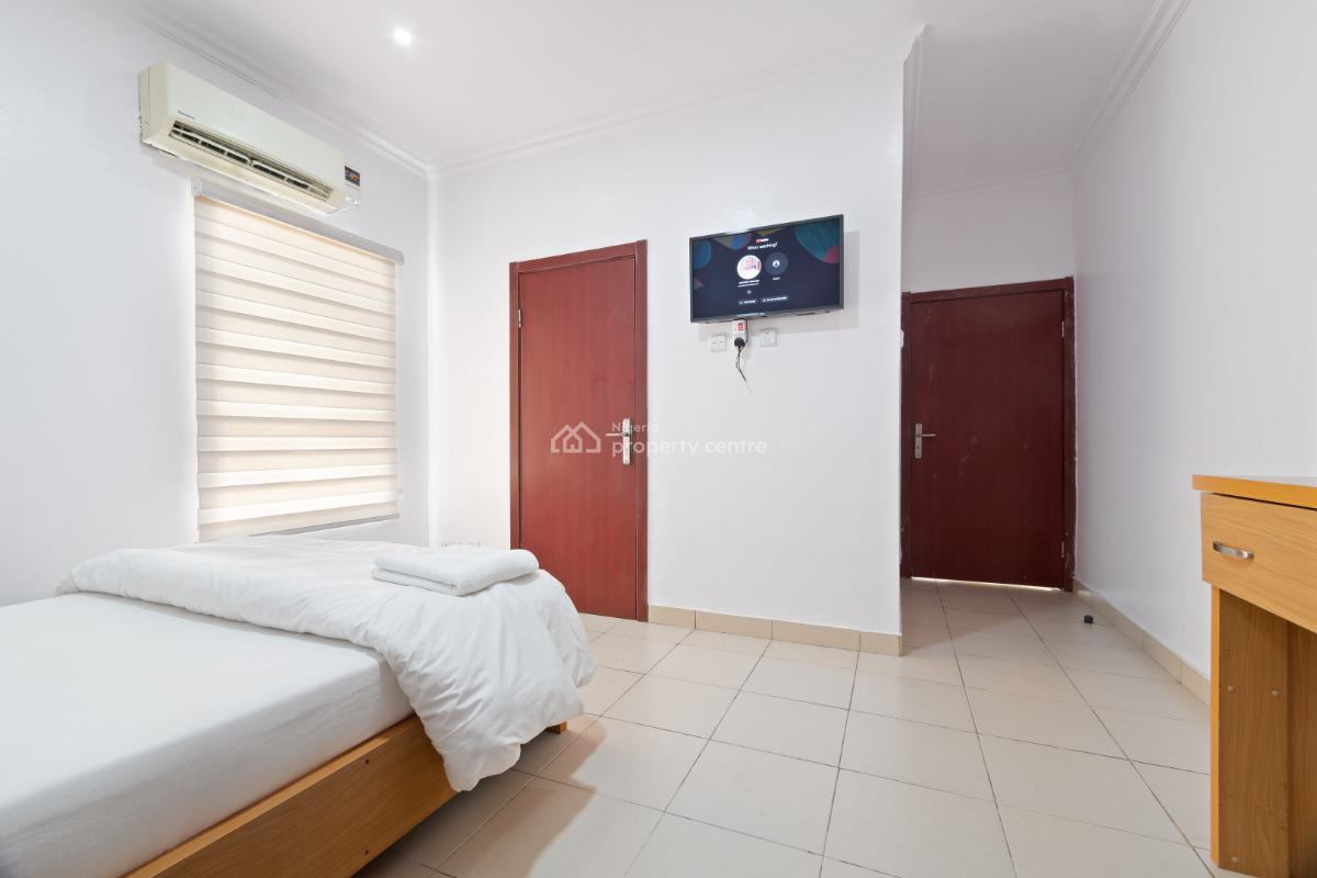 an Exquisitely Furnished and Serviced 3 Bedroom Penthouse Apartment, Cromwell Court Estate, Off Chevro Drive, Lekki, Lagos, Lekki, Lagos, Flat / Apartment for Rent