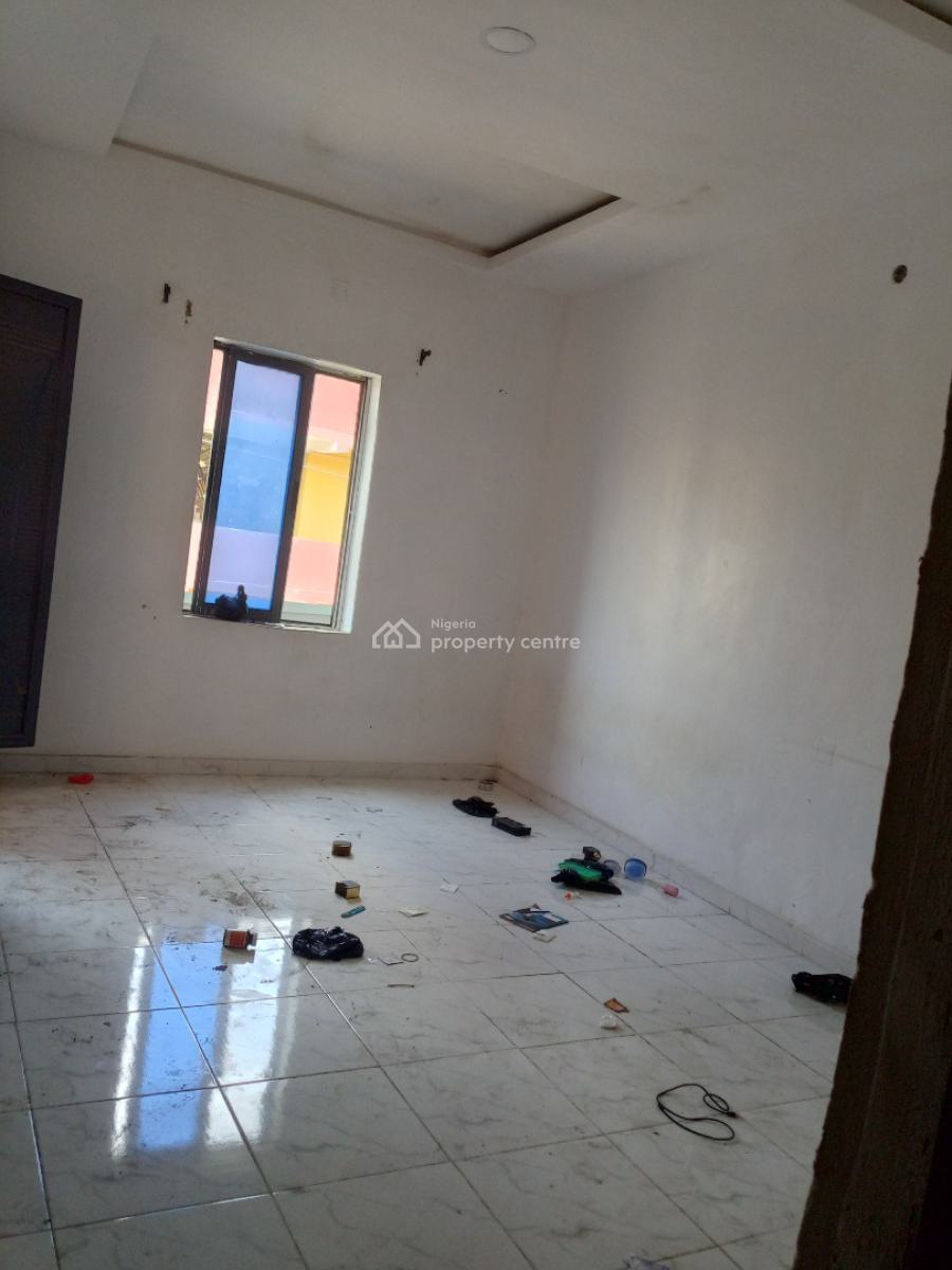 Spacious Pay N Park Roomself Upstairs with Easy Accessibility, Off Morroco, Shomolu, Lagos, Self Contain (single Rooms) for Rent