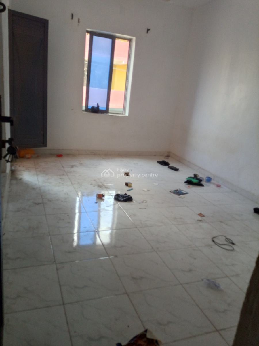 Spacious Pay N Park Roomself Upstairs with Easy Accessibility, Off Morroco, Shomolu, Lagos, Self Contain (single Rooms) for Rent