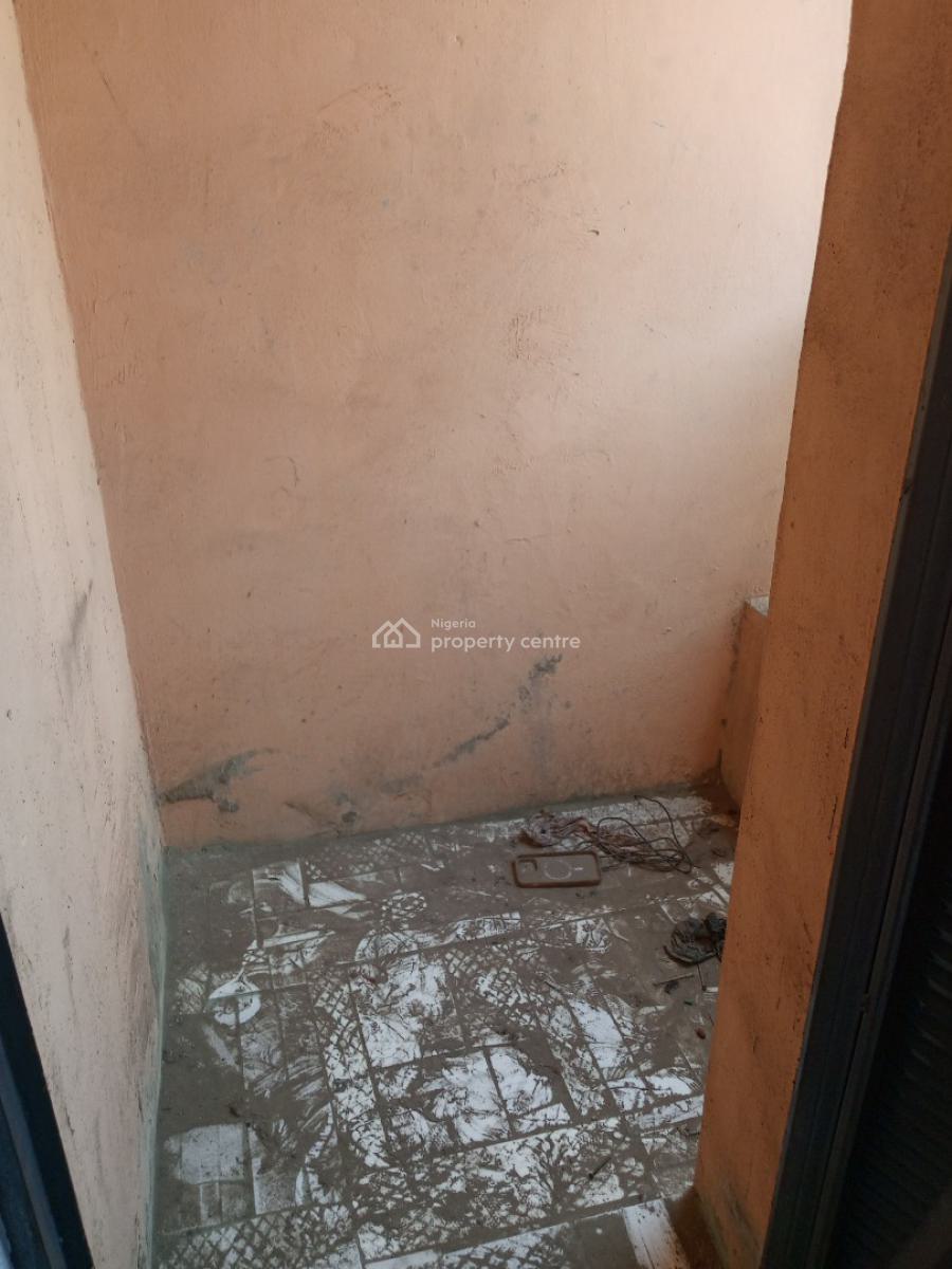 Spacious Pay N Park Roomself Upstairs with Easy Accessibility, Off Morroco, Shomolu, Lagos, Self Contain (single Rooms) for Rent