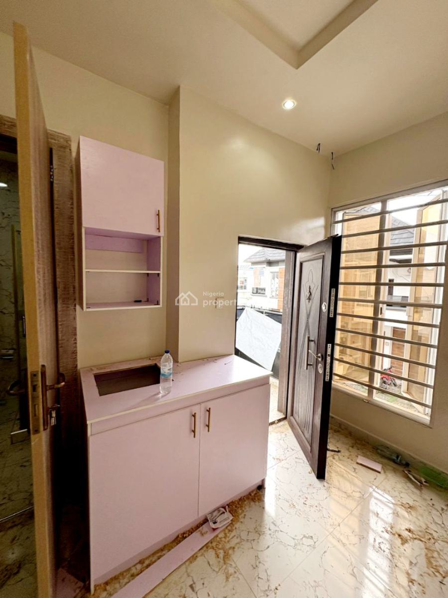 Brand New Masters Bedroom with Kitchenette, Balcony & Jacuzzi Upstair, Van Daniel Estate, Orchid Road, Lekki, Lagos, Flat / Apartment for Rent