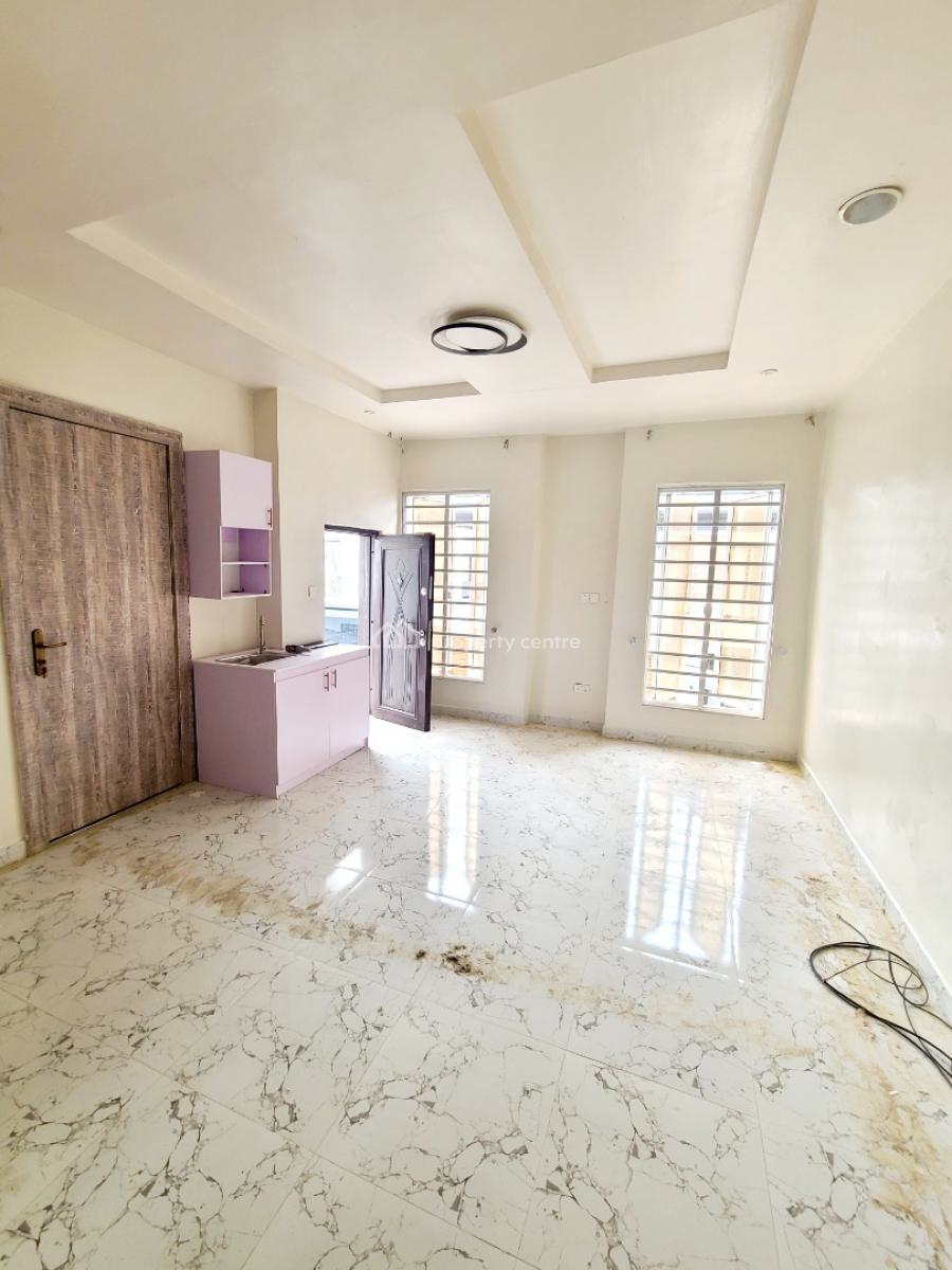 Brand New Masters Bedroom with Kitchenette, Balcony & Jacuzzi Upstair, Van Daniel Estate, Orchid Road, Lekki, Lagos, Flat / Apartment for Rent