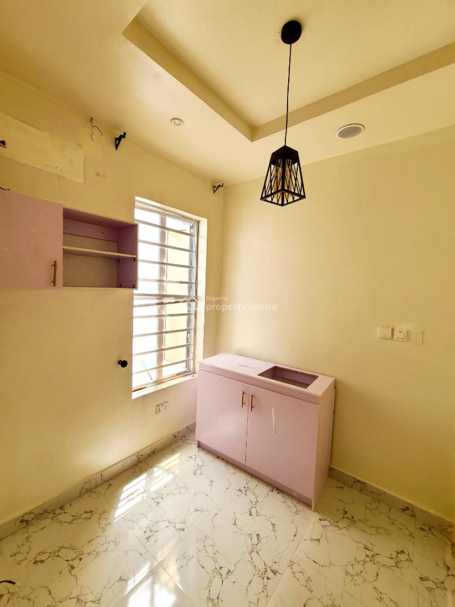 Brand New Masters Bedroom with Kitchenette, Balcony & Jacuzzi Upstair, Van Daniel Estate, Orchid Road, Lekki, Lagos, Flat / Apartment for Rent