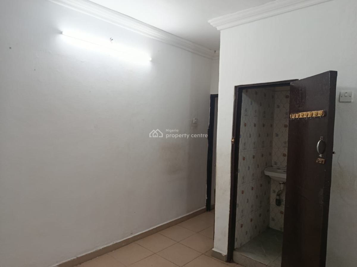 Well-maintained 3-bedroom Apartment with Good Facilities, Off Sura Mogaji, Ilupeju, Ilupeju, Lagos, Flat / Apartment for Rent