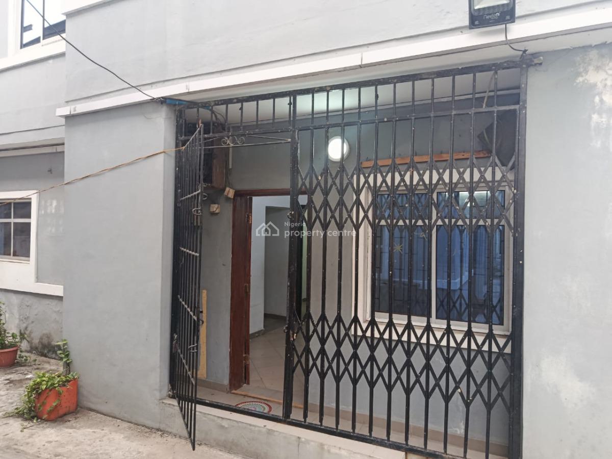 Well-maintained 3-bedroom Apartment with Good Facilities, Off Sura Mogaji, Ilupeju, Ilupeju, Lagos, Flat / Apartment for Rent