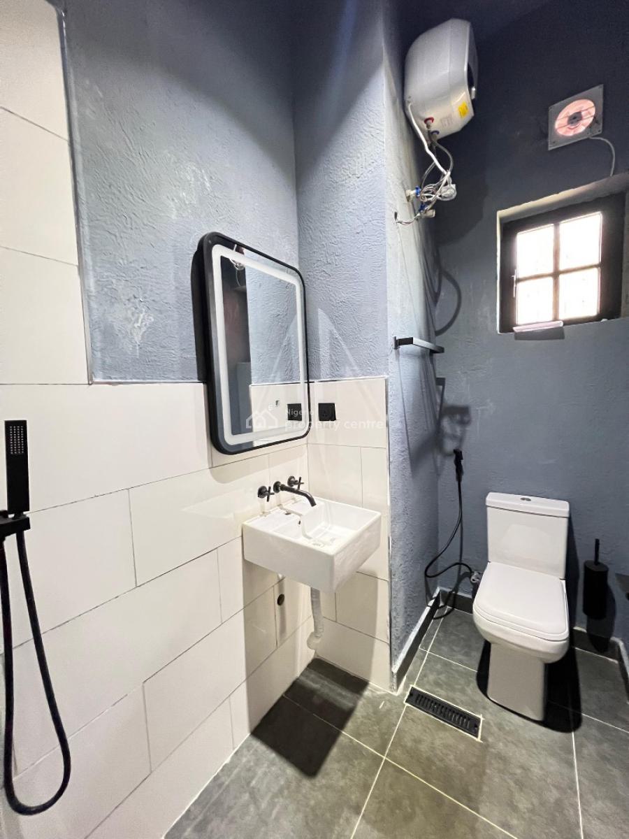 Exquisite 2 Bedroom Apartment with an Elevator Suitable for Investment, Lekki Phase 1, Lekki, Lagos, Flat / Apartment for Sale