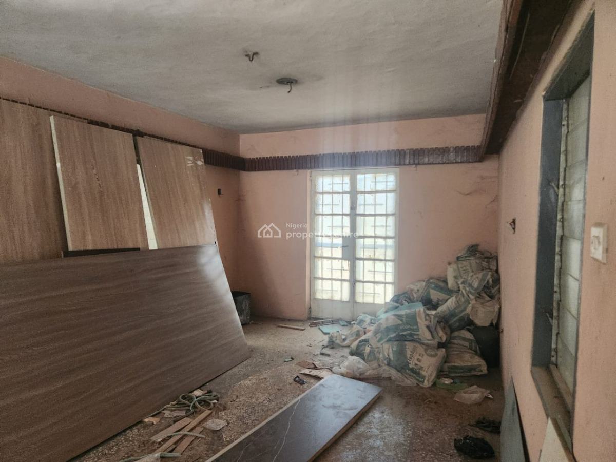 an Old 5 Bedroom Duplex in a Good Environment, Ikolaba Gra, Agodi, Ibadan, Oyo, Semi-detached Duplex for Sale