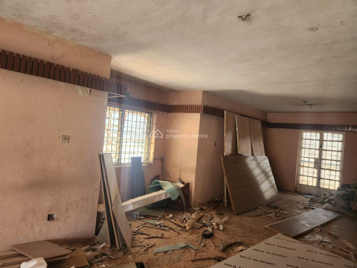 an Old 5 Bedroom Duplex in a Good Environment, Ikolaba Gra, Agodi, Ibadan, Oyo, Semi-detached Duplex for Sale