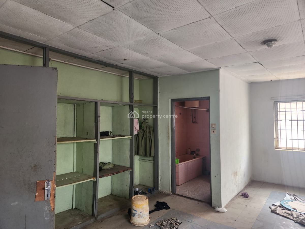 an Old 5 Bedroom Duplex in a Good Environment, Ikolaba Gra, Agodi, Ibadan, Oyo, Semi-detached Duplex for Sale