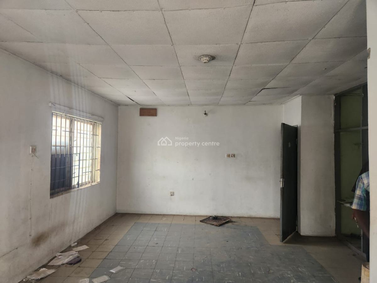 an Old 5 Bedroom Duplex in a Good Environment, Ikolaba Gra, Agodi, Ibadan, Oyo, Semi-detached Duplex for Sale