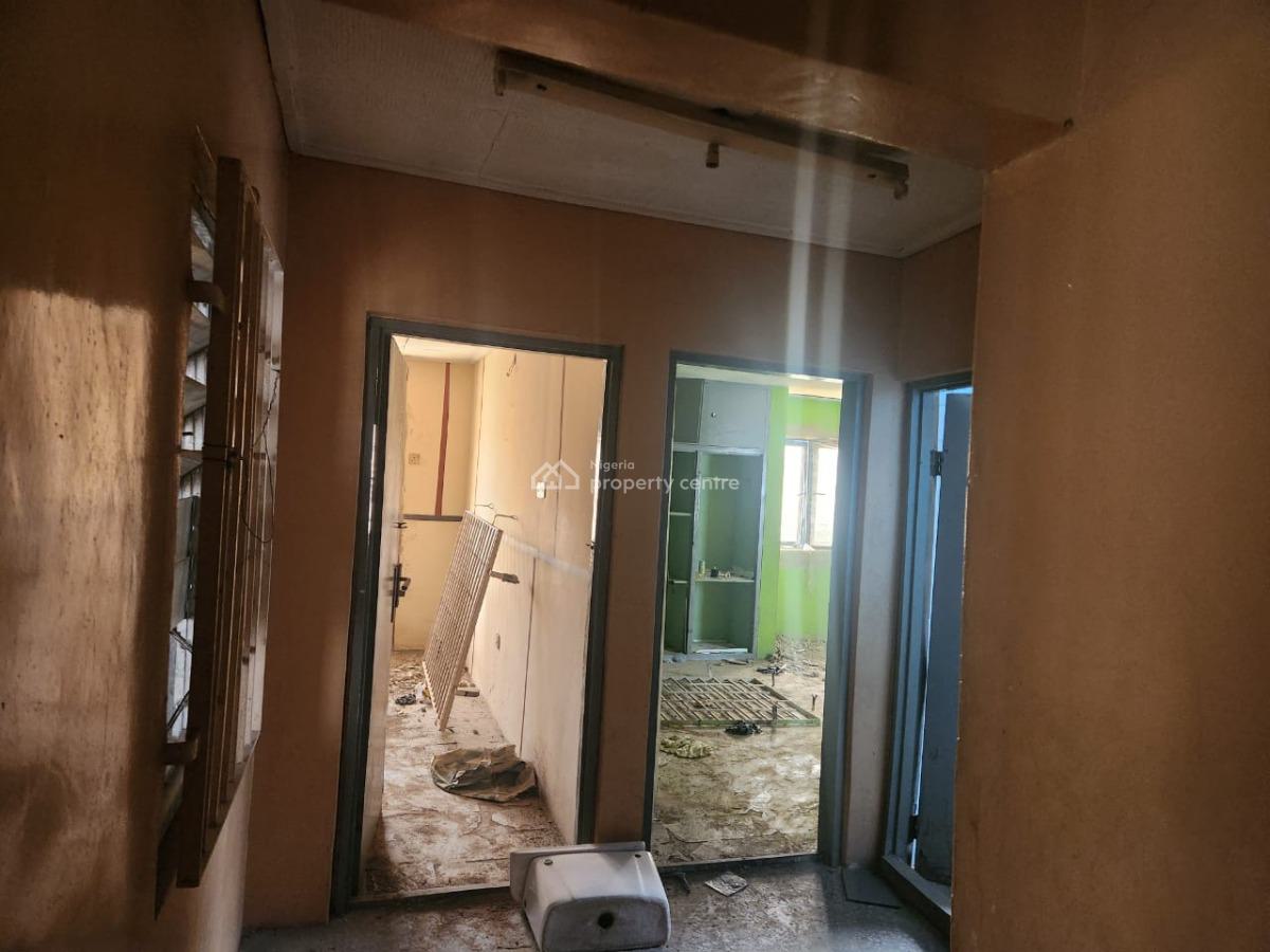 an Old 5 Bedroom Duplex in a Good Environment, Ikolaba Gra, Agodi, Ibadan, Oyo, Semi-detached Duplex for Sale