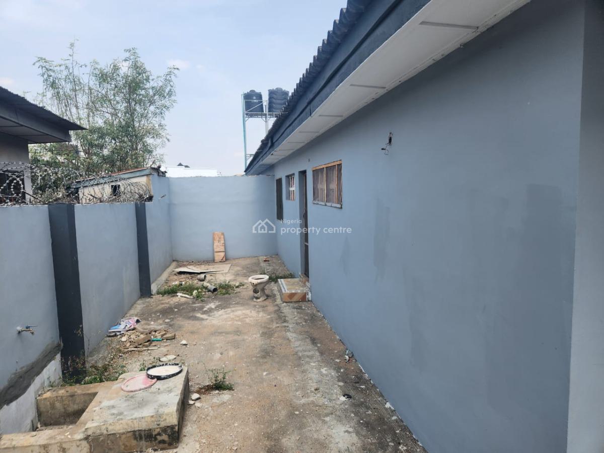 an Old 5 Bedroom Duplex in a Good Environment, Ikolaba Gra, Agodi, Ibadan, Oyo, Semi-detached Duplex for Sale