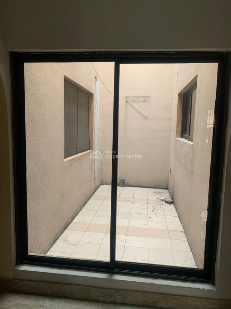 Well Maintained 2 Bedroom Flat, Lekki Phase 1, Lekki, Lagos, Flat / Apartment for Rent