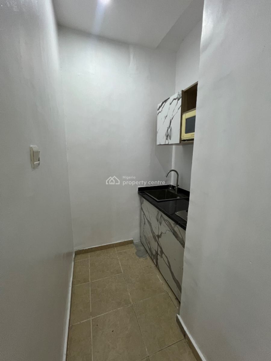 Partly Furnished and Fully Serviced Room & Parlour in Osapa London, Osapa London Estate, Osapa, Lekki, Lagos, Mini Flat (room and Parlour) for Rent