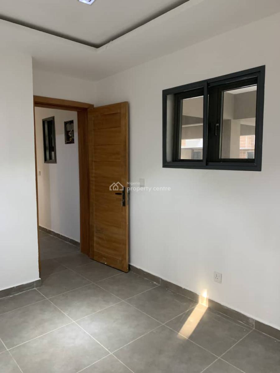 Spacious 1 Bedroom Fully Serviced with 24 Hours Light , Gym and Pool, Ologolo Lekki, Ologolo, Lekki, Lagos, Mini Flat (room and Parlour) for Rent