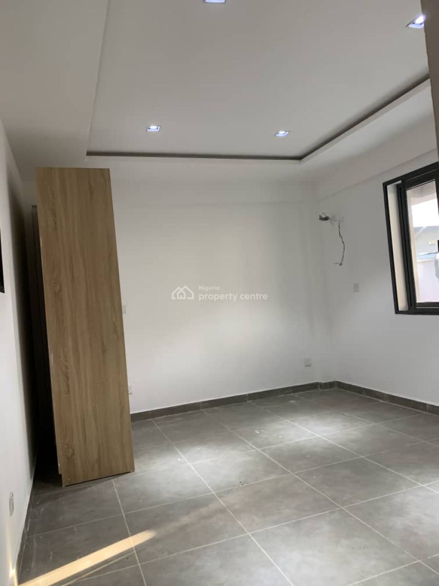 Spacious 1 Bedroom Fully Serviced with 24 Hours Light , Gym and Pool, Ologolo Lekki, Ologolo, Lekki, Lagos, Mini Flat (room and Parlour) for Rent