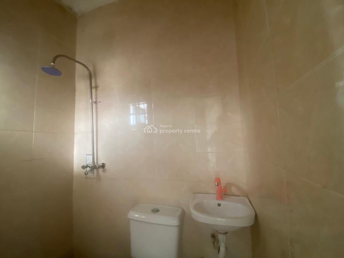 Well Spacious 2 Bedroom  Flat, Lekki County Road, Lekki, Lagos, Flat / Apartment for Rent