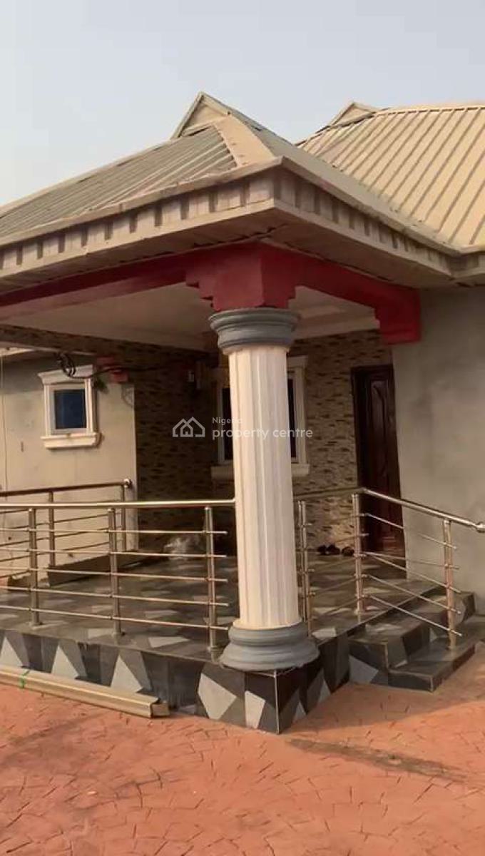 4 Bdrm Bungalow @ Adeleye Olodo, Adeleye, Olodo Ibadan, Ibadan, Oyo, Detached Bungalow for Sale