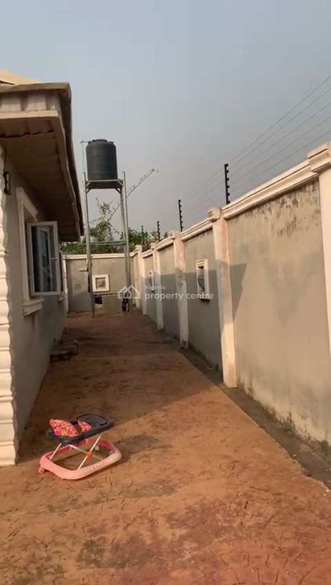4 Bdrm Bungalow @ Adeleye Olodo, Adeleye, Olodo Ibadan, Ibadan, Oyo, Detached Bungalow for Sale