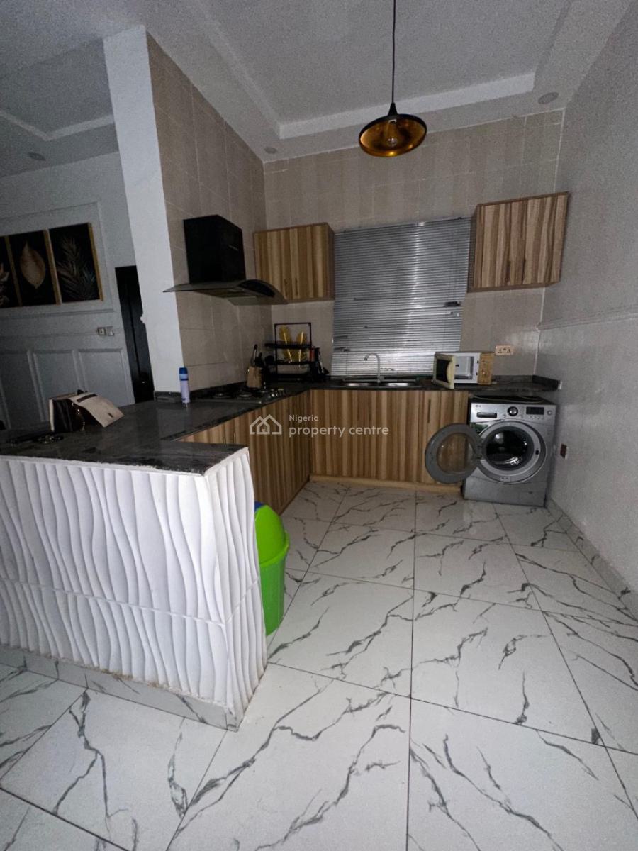 Unfurnished 2 Bedroom Apartment Very Spacious Fully Serviced, Orchid Road Lekki, Lekki, Lagos, Flat / Apartment for Rent