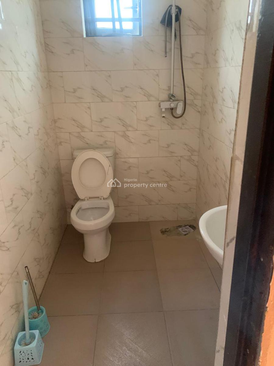 Neat 3 Bedrooms Flat, Ologolo, Lekki, Lagos, Flat / Apartment for Rent