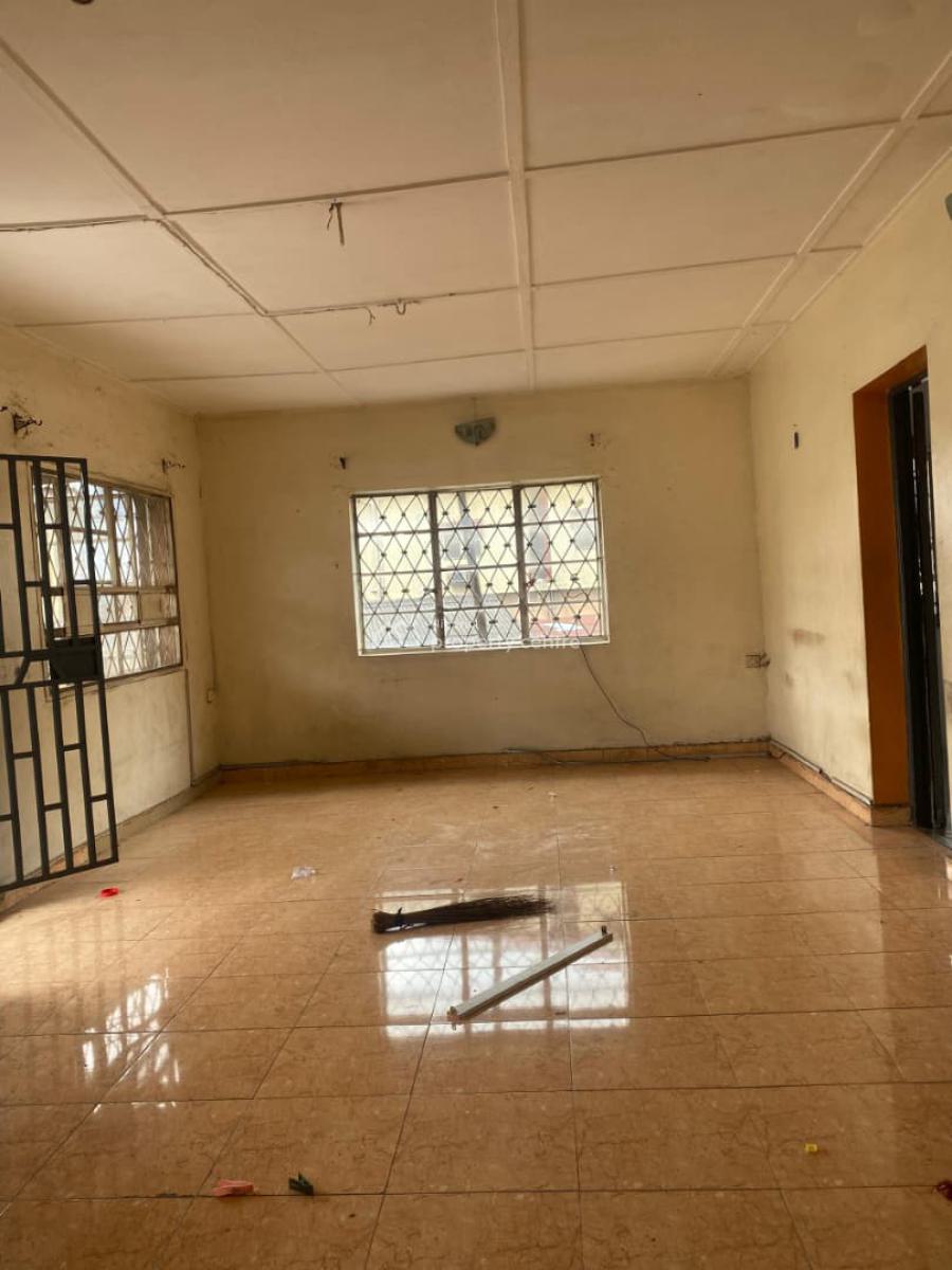 Neatly Used 2 Bedroom Flat(first Floor), Fola Agoro, Yaba, Lagos, Flat / Apartment for Rent