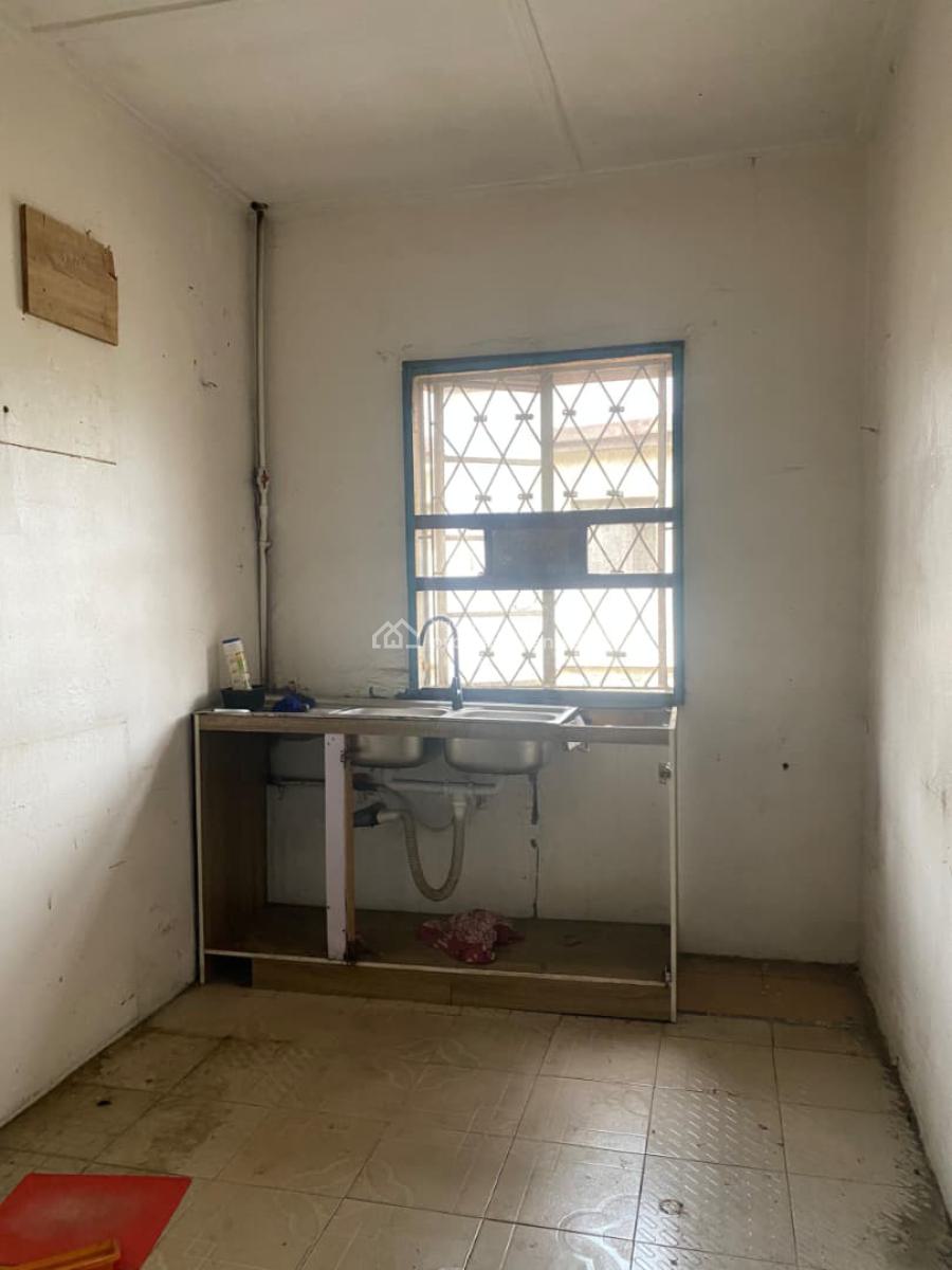 Neatly Used 2 Bedroom Flat(first Floor), Fola Agoro, Yaba, Lagos, Flat / Apartment for Rent