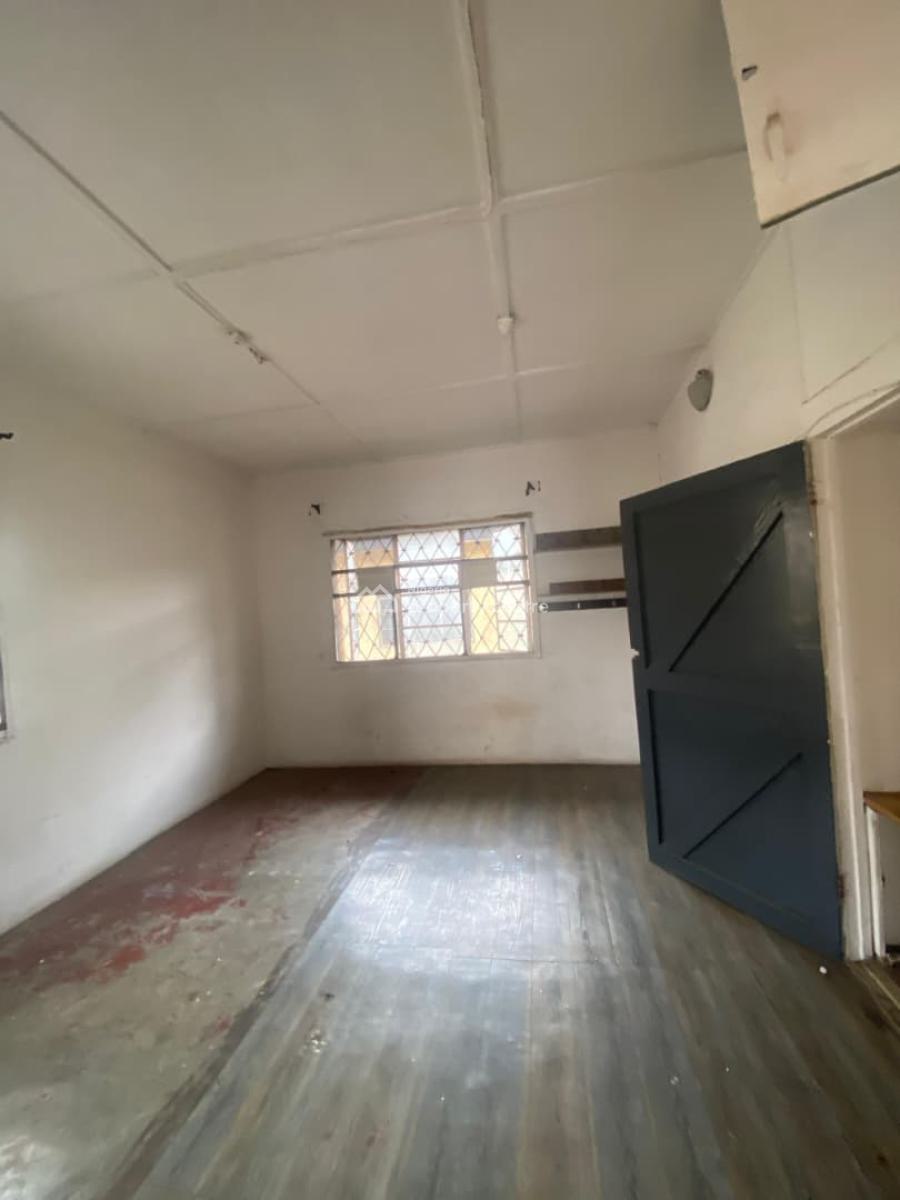 Neatly Used 2 Bedroom Flat(first Floor), Fola Agoro, Yaba, Lagos, Flat / Apartment for Rent