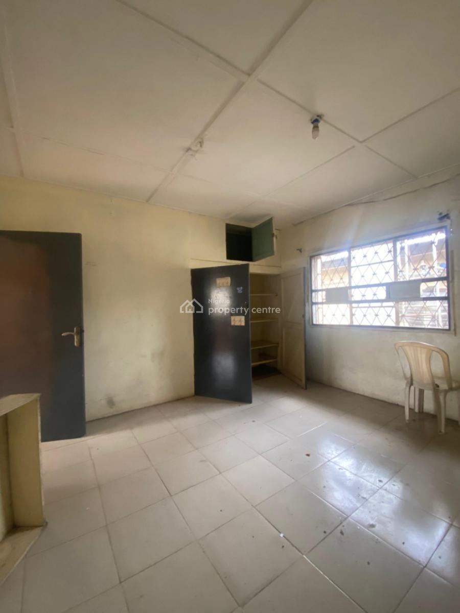 Neatly Used 2 Bedroom Flat(first Floor), Fola Agoro, Yaba, Lagos, Flat / Apartment for Rent