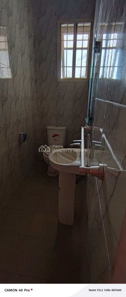 Well Maintain 2 Bedroom Flat, Lekki, Lagos, Flat / Apartment for Rent