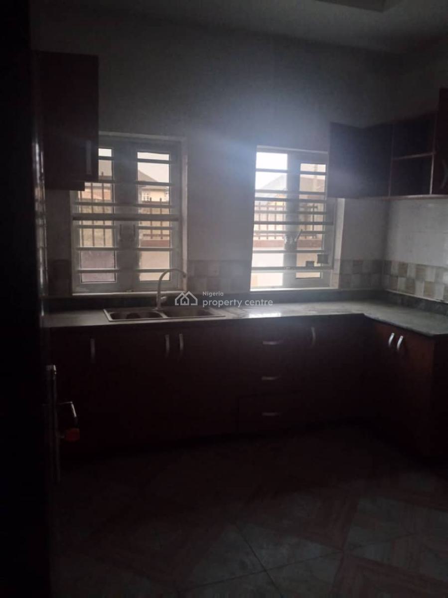 a Very Spacious  3 Bedrooms Flat, Gra Phase 1, Magodo, Lagos, Flat / Apartment for Rent