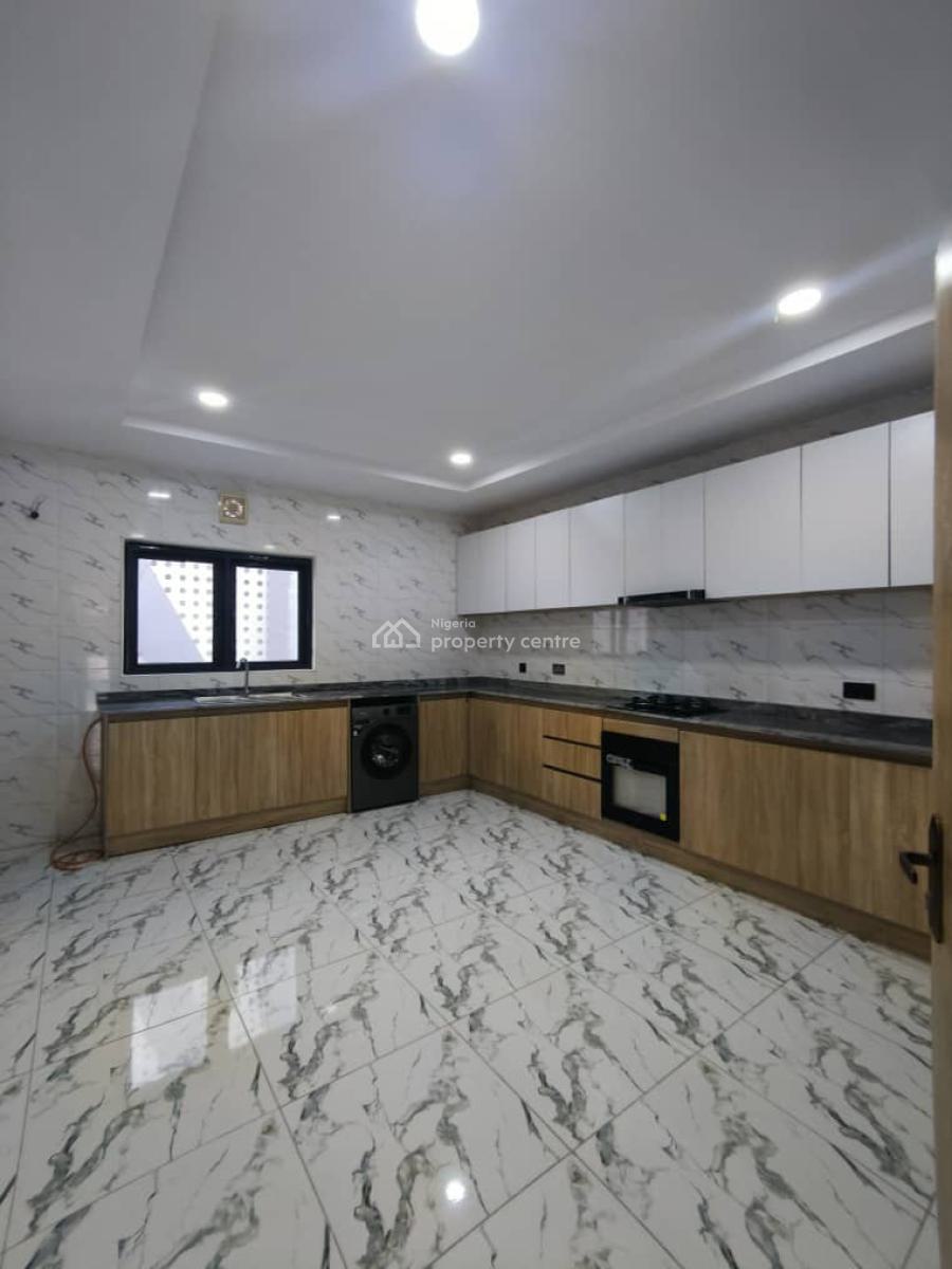 Spacious 3 Bedroom Apartment Plus Bq, Lekki Phase 1, Lekki, Lagos, Flat / Apartment for Rent