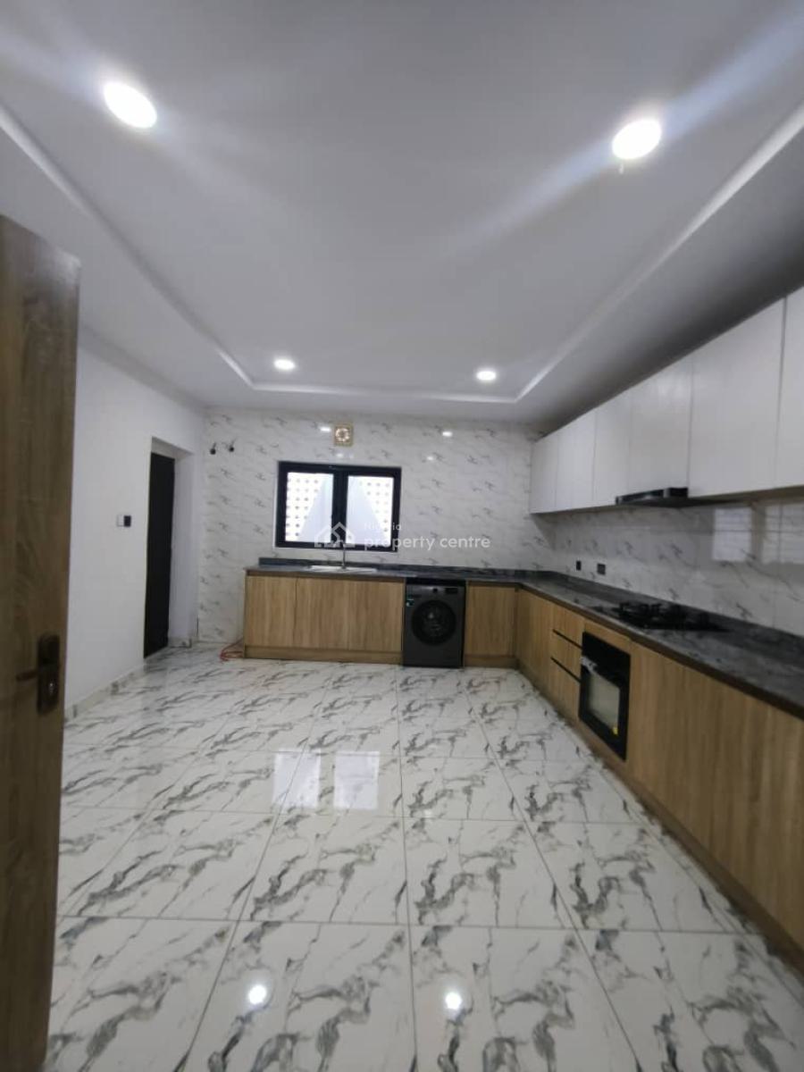 Spacious 3 Bedroom Apartment Plus Bq, Lekki Phase 1, Lekki, Lagos, Flat / Apartment for Rent