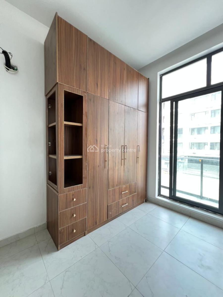 Spacious 2 Bedroom Apartment, Lekki Phase 1, Lekki, Lagos, Flat / Apartment for Sale